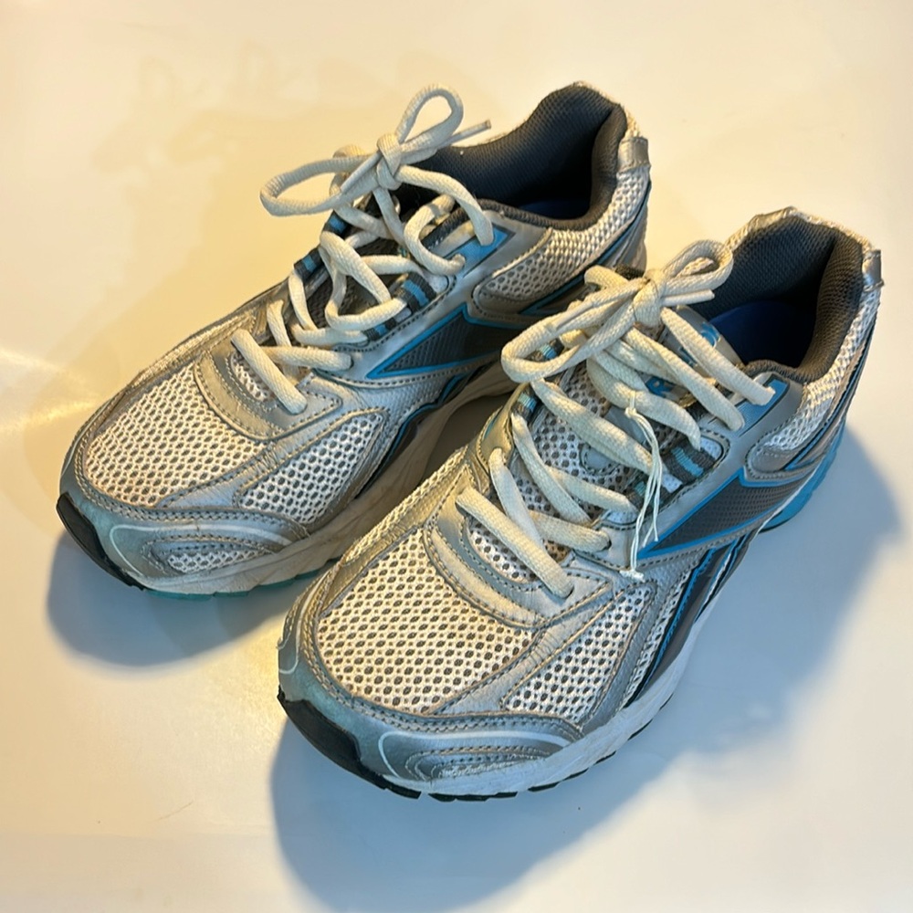 Reebok blue and white athletic shoes Ecco powered by receptor technology size 8